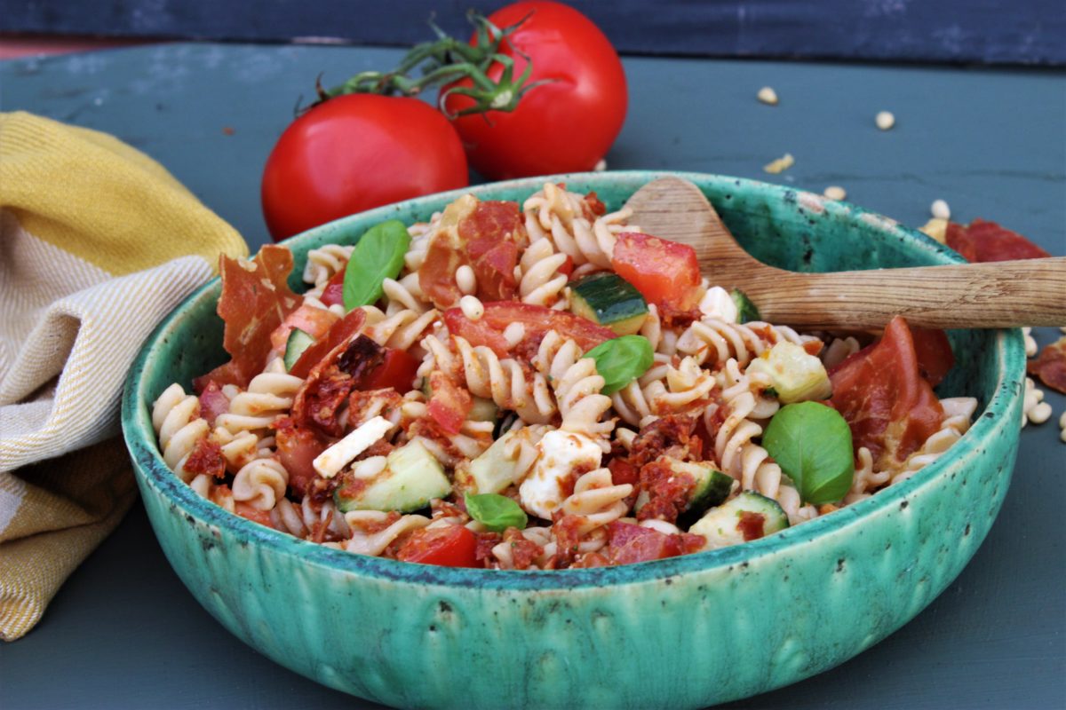 Pastasalat Med Sprøstekt Spekeskinke Og Soltørkede Tomater Matpaaminutter 